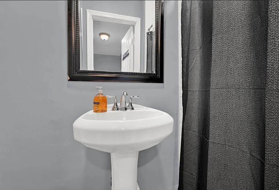 4 bed, 4.0 bath, 1064 sqft, $819 — Photo 3