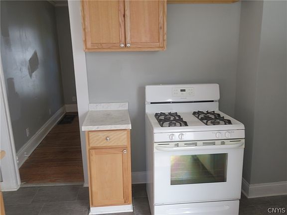 5th image of 420 Rich St
