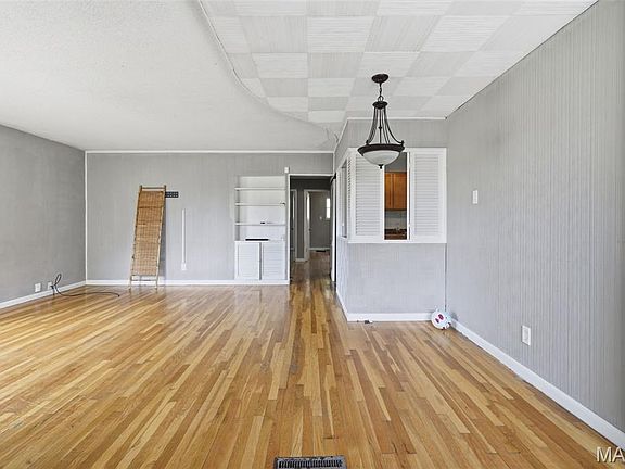 3rd image of 2359 Collett Dr