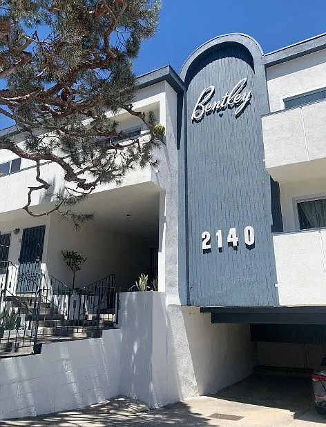 2140 Bentley — Photo 2
