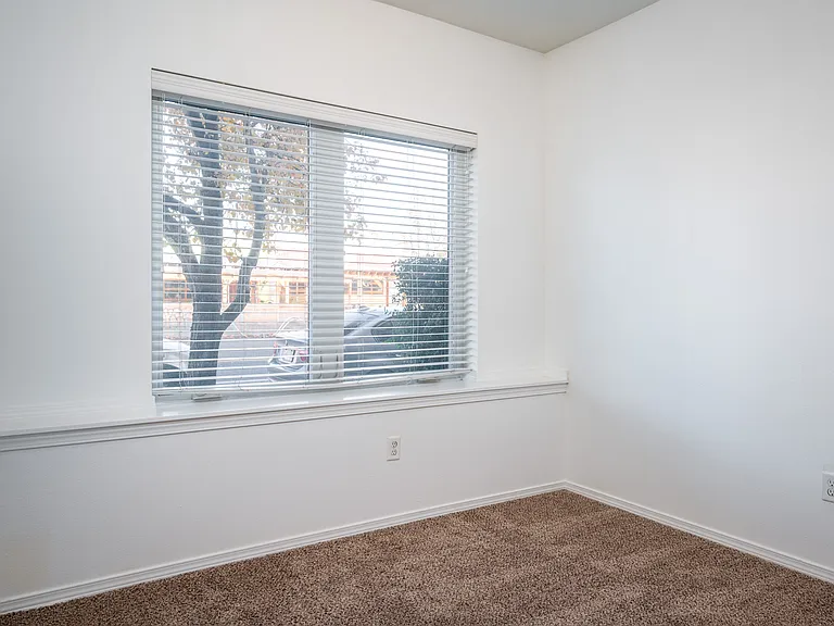 455 NE 24th Ave — Photo 36