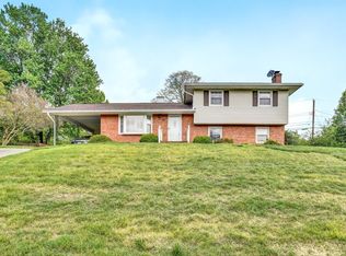 5425 Lakeland Dr, Roanoke, VA 24018