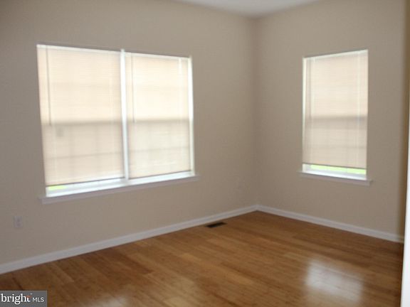 5th image of 409 Woodlawn Ave