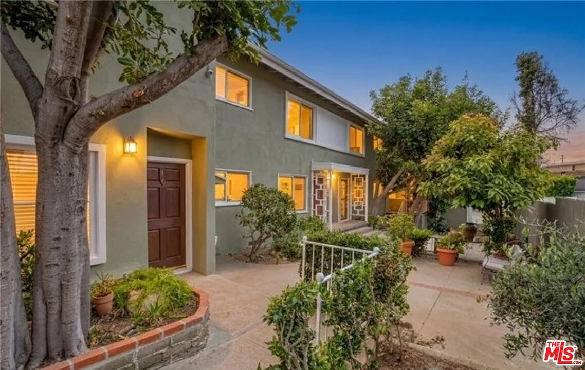 2 bed, 1.0 bath, 1200 sqft, $3,400 — Photo 1