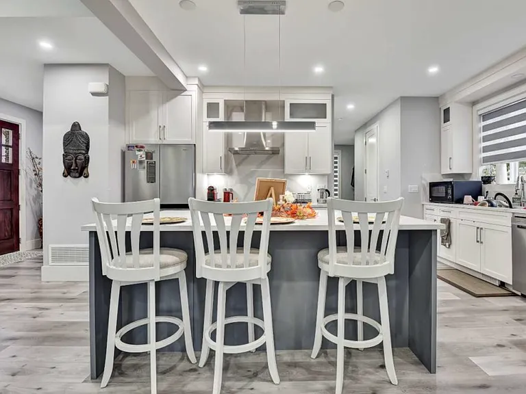 2024 Olive Way — Photo 4