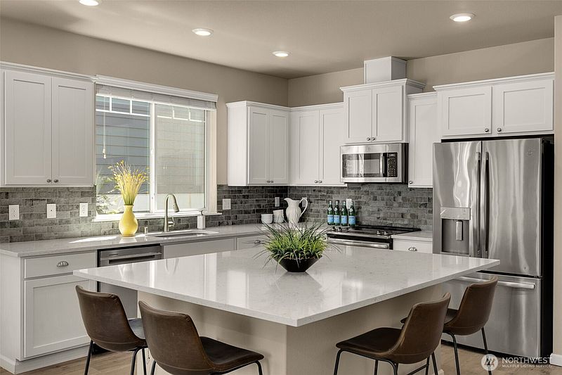 5th image of 6523 31st Avenue SW
