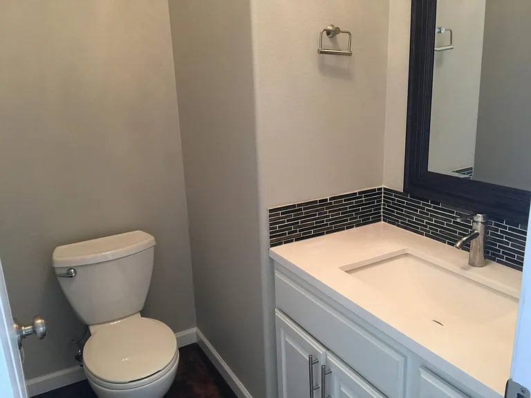 215 SW Sanna Ct — Photo 9