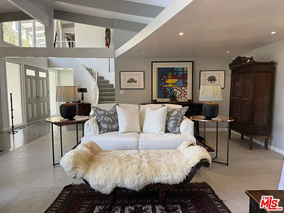 3 bed, 3.0 bath, 2538 sqft, $8,900 — Photo 3