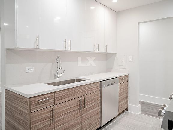 3rd image of 2937 N Pine Grove Ave #213