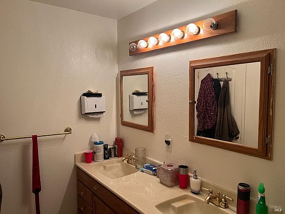 5th image of 1584 Davis Court