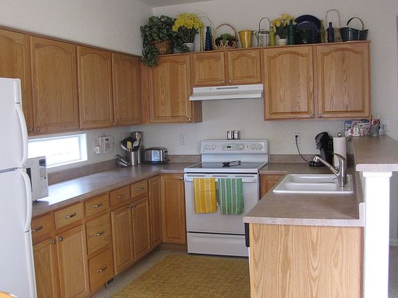 Kitchen / Breakfast Bar