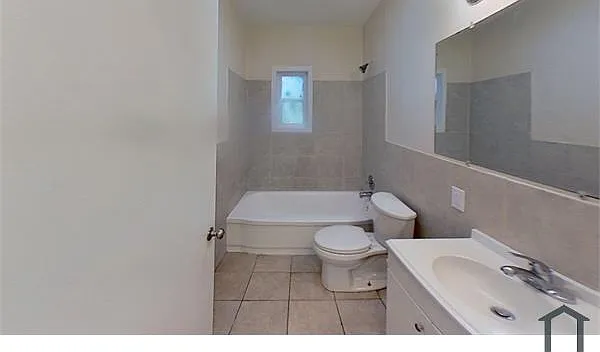 204 Elbring Dr — Photo 3