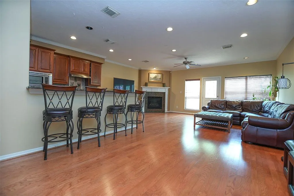 3 bed, 2.5 bath, 2999 sqft, $3,000 — Photo 3