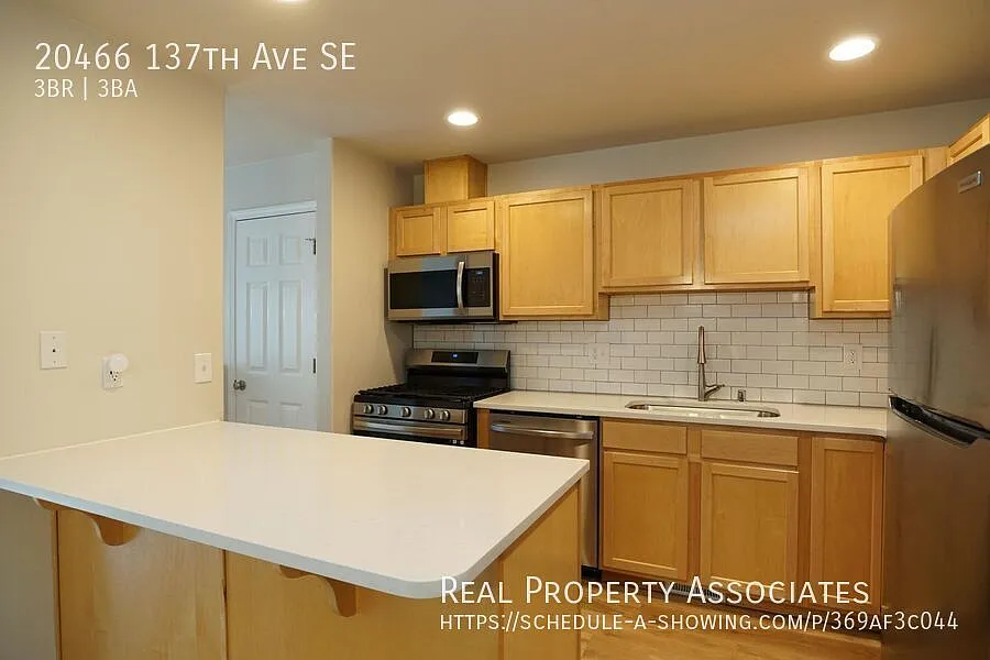 Newer Built Spacious Townhouse in the Hills of Kent Near Renton — Photo 4