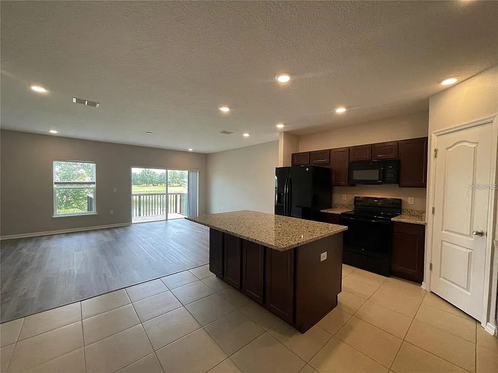 3 bed, 2.5 bath, 1633 sqft, $1,895 — Photo 2