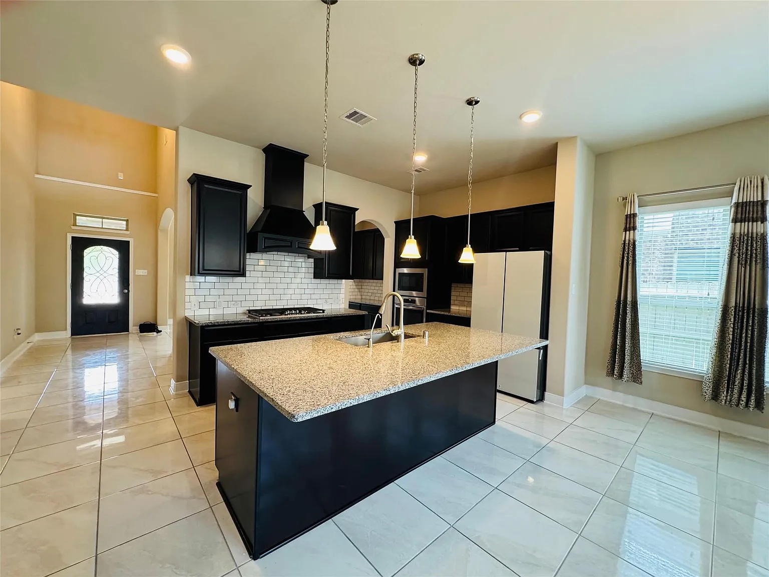 5 bed, 4.0 bath, 3324 sqft, $4,200 — Photo 4