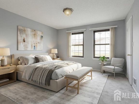 5th image of 148 Wycoff Way W