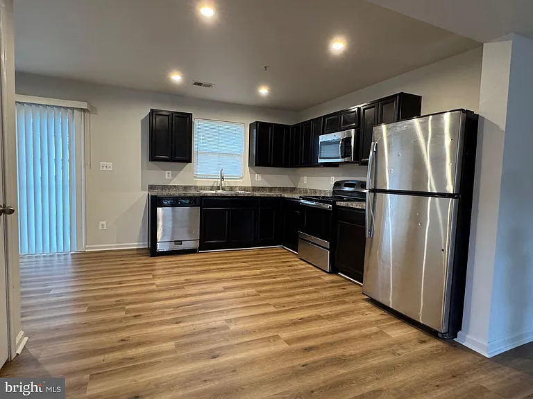 20 Marsh Ln — Photo 9