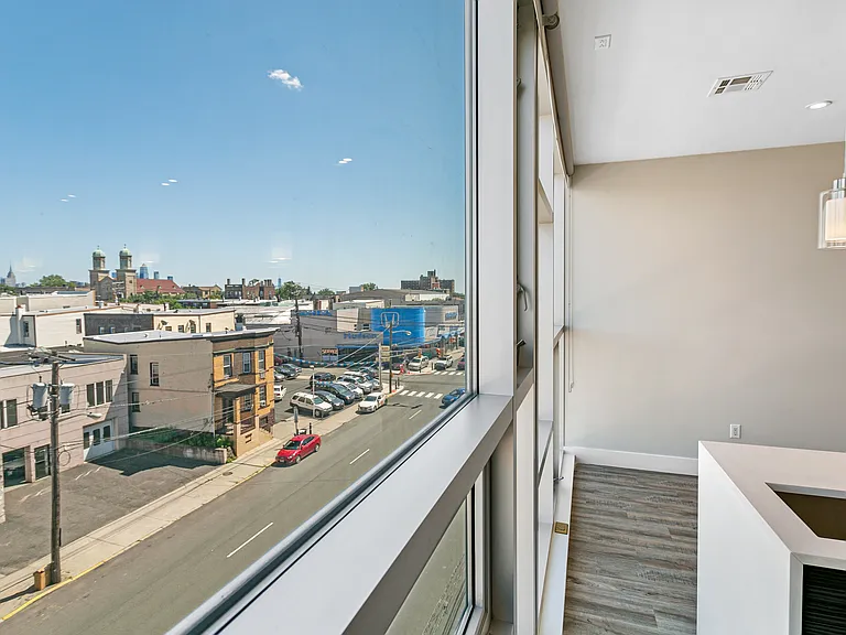 E Plaza & Residences — Photo 27