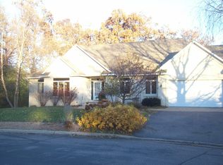 1528 Parson Hill Dr, Burnsville, MN 55337