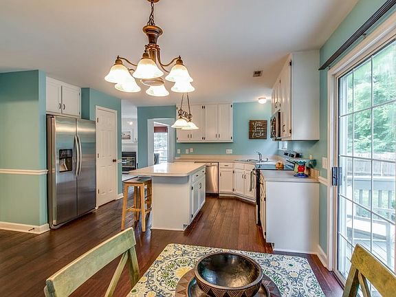 5th image of 310 Wisteria Dr