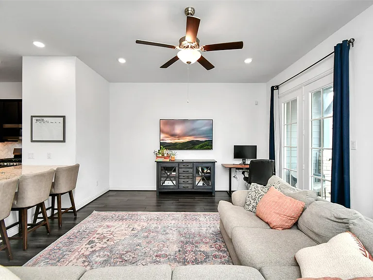 11012 Mikula Dr — Photo 36