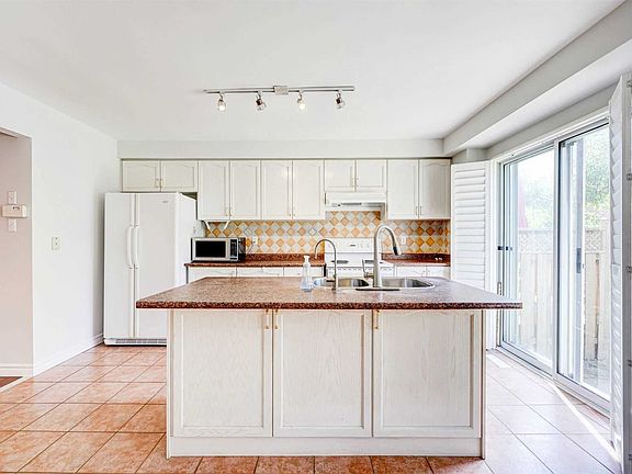 3rd image of 32 Frobisher St