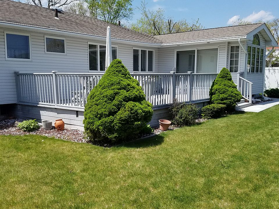 2nd image of 325 W 9th St
