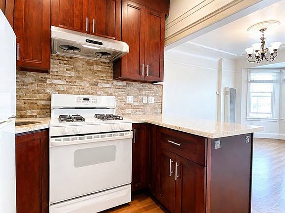 3rd image of 525 Grove St APT 3