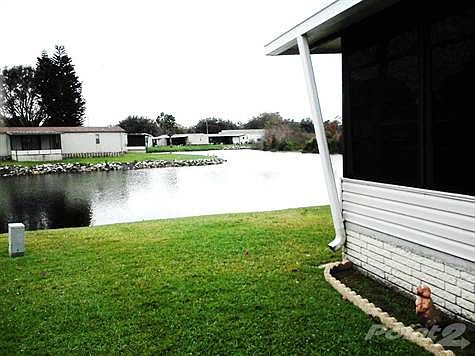 FLORIDA RM OVERLOOKS LAKE