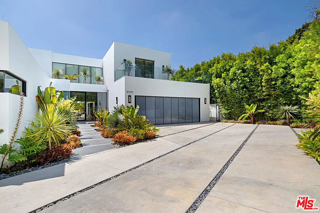 7 bed, 8.5 bath, 8000 sqft, $70,000 — Photo 2