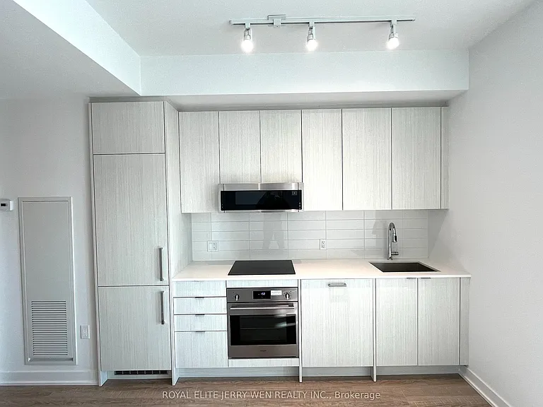 250 Lawrence Ave W #613 — Photo 1
