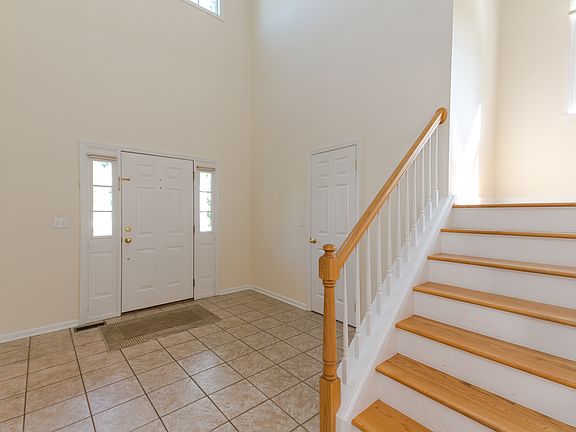 4th image of 10 Hynard Pl