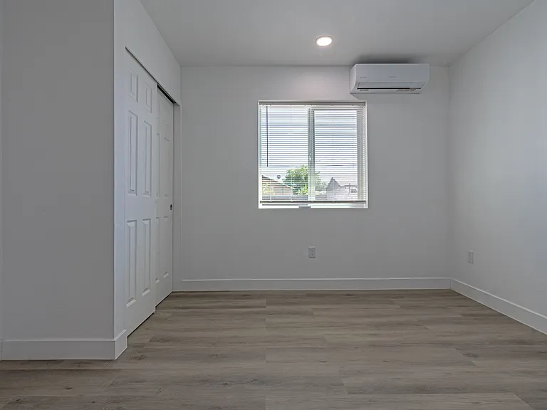 411 W Grove St — Photo 12