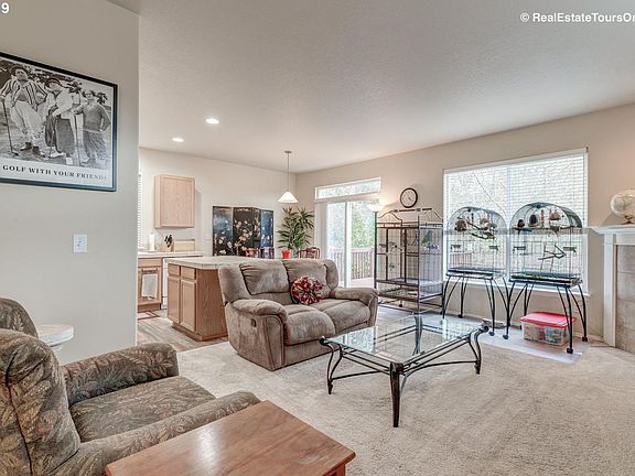 3rd image of 604 SE Heathcliff Ln