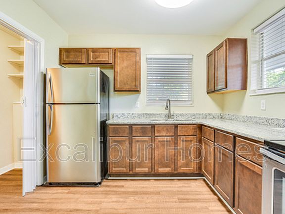 4th image of 2466 Barbarossa Ave