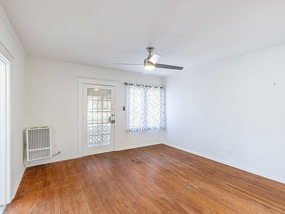 3rd image of 6116 De Longpre Ave #2B-1Ba-900Sqft