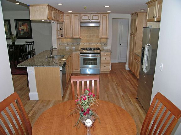 gorgeous kitchen w/breakfast room