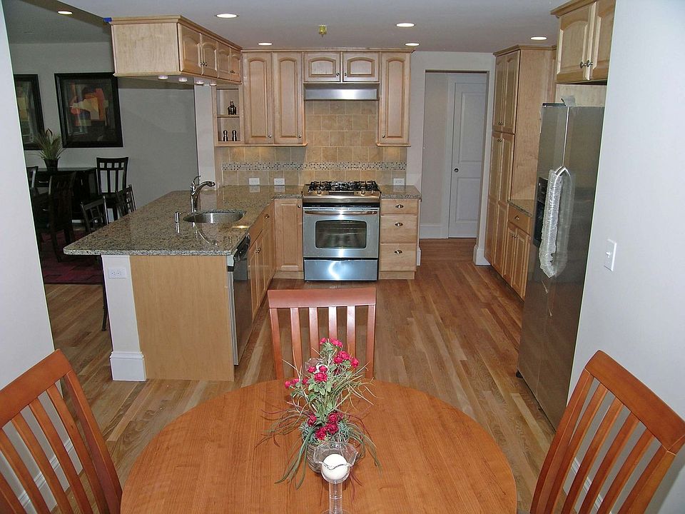 gorgeous kitchen w/breakfast room