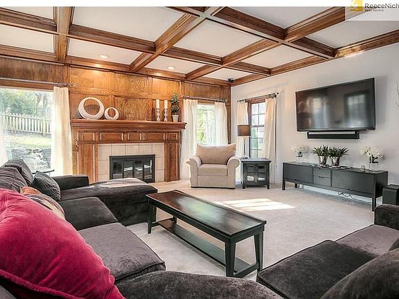 LARGE GREAT ROOM FOR FAMILY AND ENTERTAING