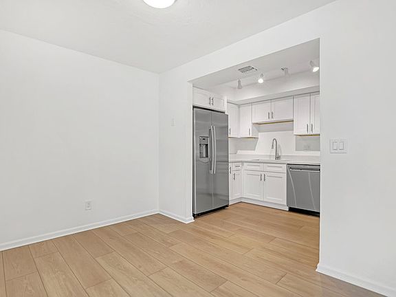 4th image of 802 S Broadway