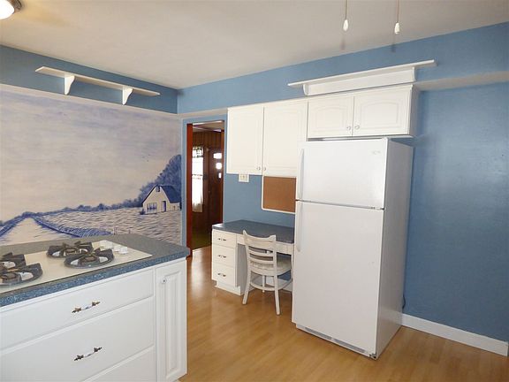 5th image of 909 Sylvan Ln