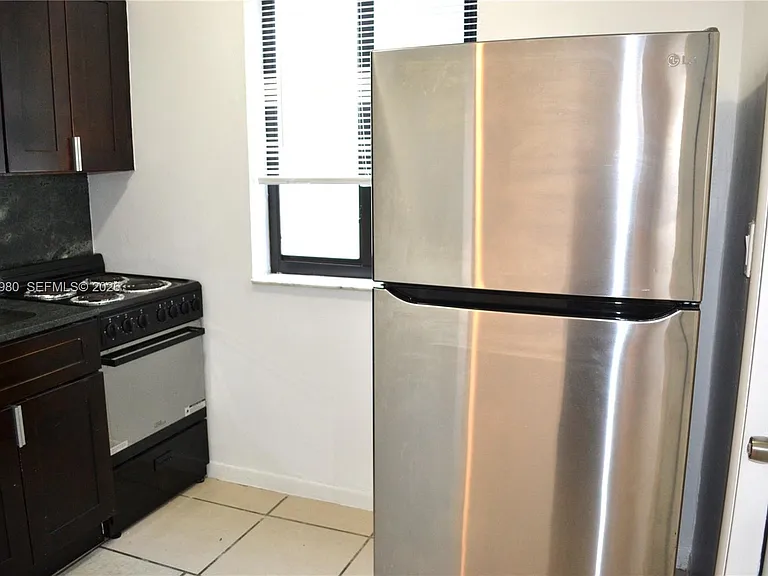 1035 SW 4th St #2 — Photo 6
