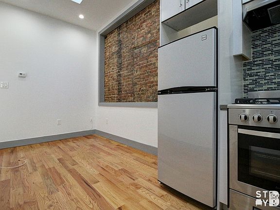 3rd image of 989 Putnam Ave APT 3L