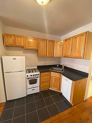 3rd image of 233 W 19th St #4R