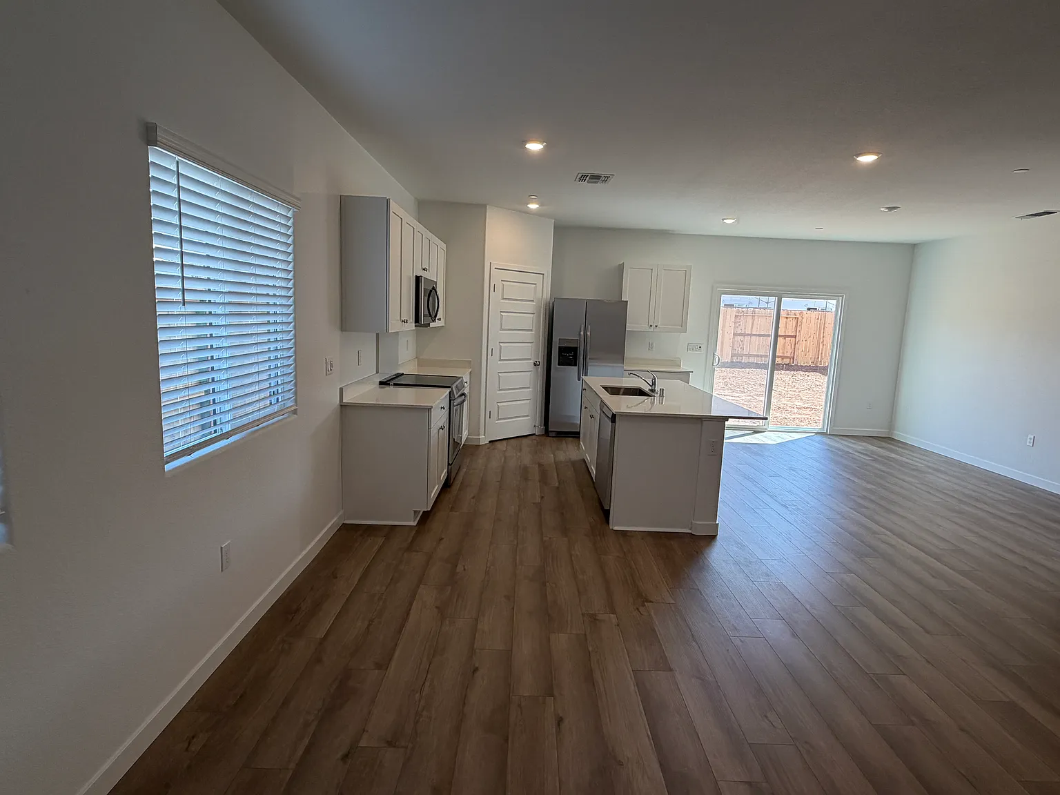 4 bed, 2.5 bath, 1913 sqft, $2,890 — Photo 3