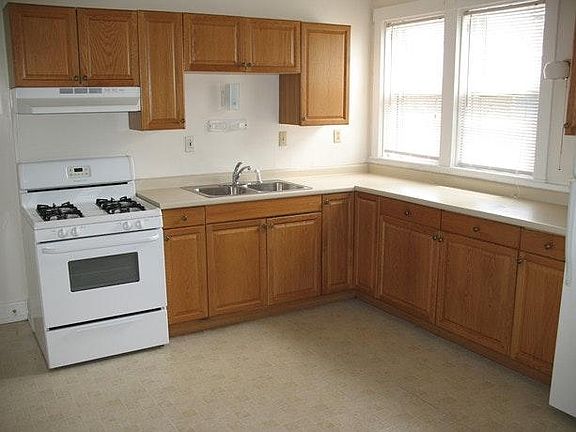 1707 kitchen toward gas stove