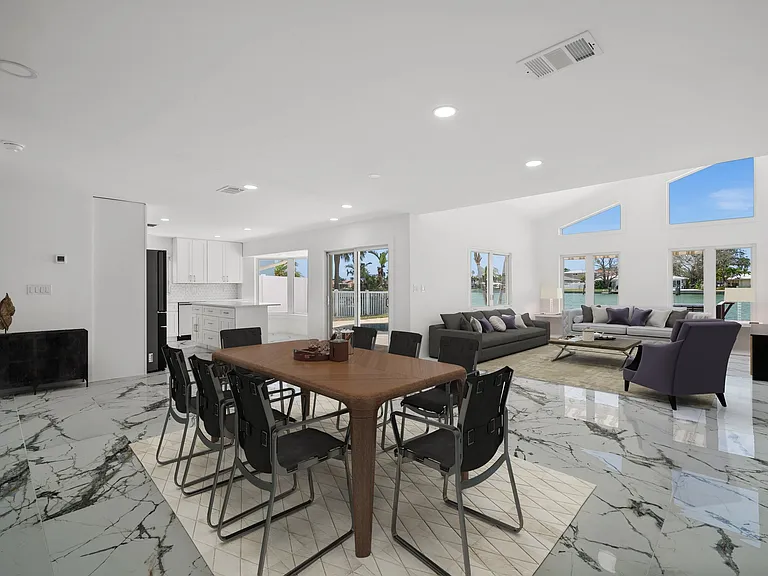 600 115th Ave — Photo 3