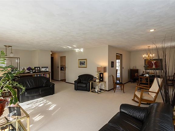 3rd image of 388 Parkland Dr SE