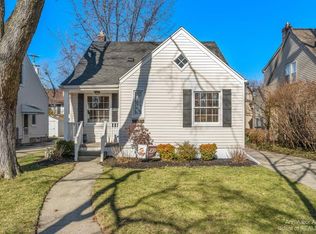2090 Brys Dr, Grosse Pointe Woods, MI 48236